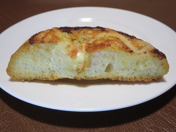 マロンドの明太もちチーズのトースト後の断面の近影画像。