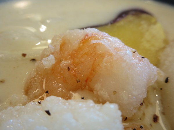 とんでんの海鮮ごろっと白いカレーうどんの海老の近影画像。