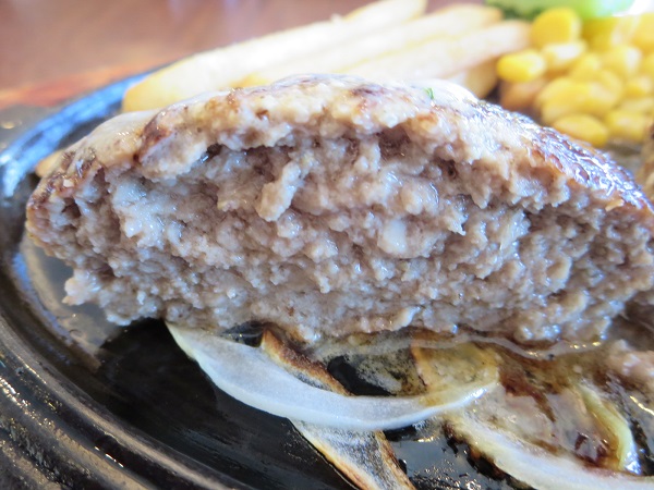 ロイヤルホストの黒×黒ハンバーグの断面の近影画像。