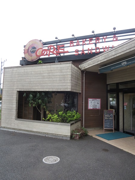 リヨンSUDA COREの看板と入口。