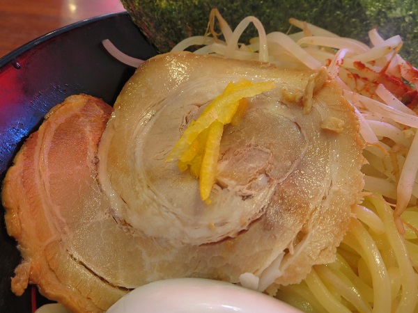 京都北白川ラーメン 魁力屋の魚介濃厚つけ麺のチャーシュー近影画像。
