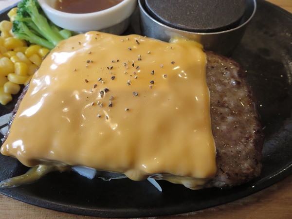 ココスのビーフハンバーグステーキチェダーチーズのチーズハンバーグの近影画像。