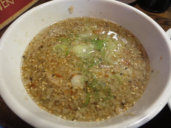 光そばの特製つけ麺のつけ汁の近影画像。