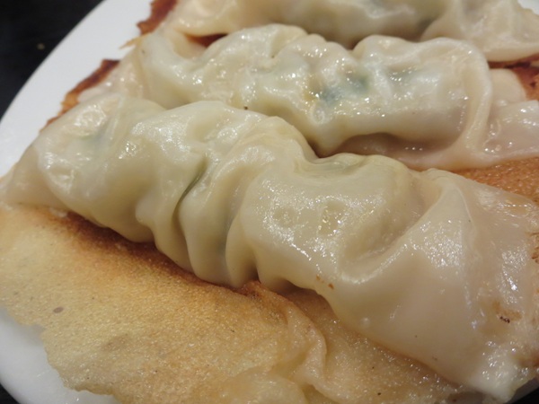 中華料理 華龍の棒餃子の焼き目のついていない側の近影画像。