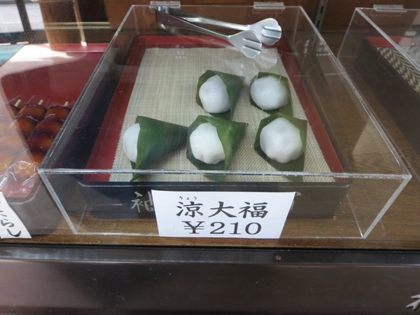 袖ヶ浦の涼大福が置かれているショーケース。