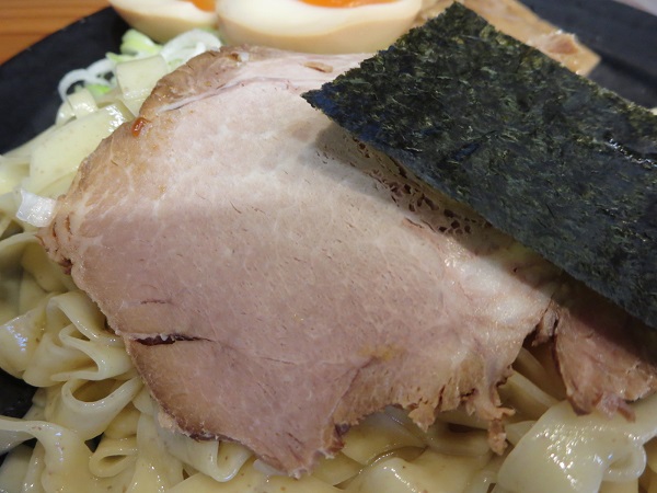 らぁめん さなだのつけ麺のチャーシューの近影写真。