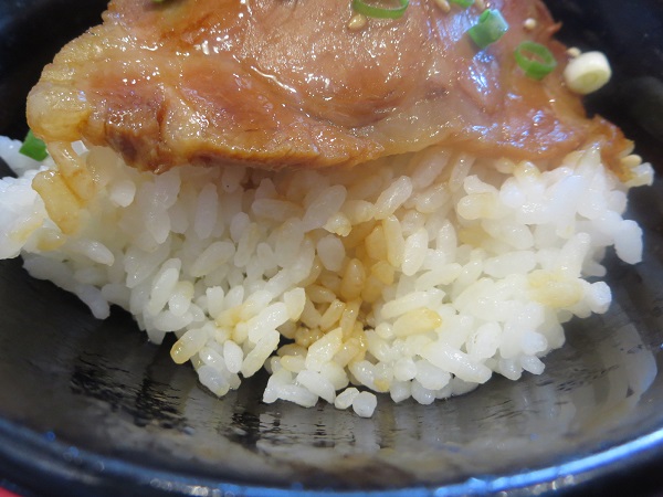 ラーメン山岡家のチャーシュー丼のご飯の近影画像。
