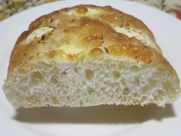 牧場のパン屋さんリヨンの塩パンチーズの断面の近影画像。