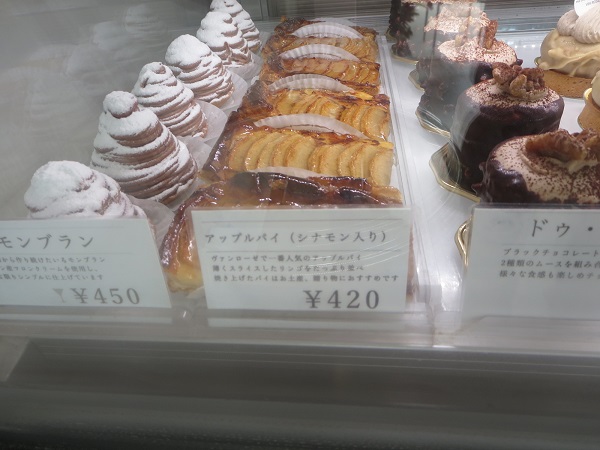 ヴァンローゼのアップルパイが置かれているショーケース。