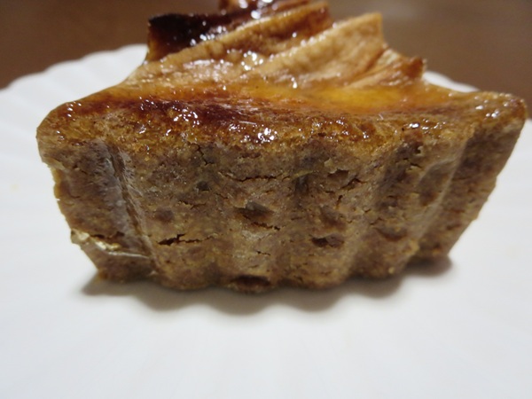ケーキハウス チューリップのりんごのタルトのタルトの部分の近影画像。