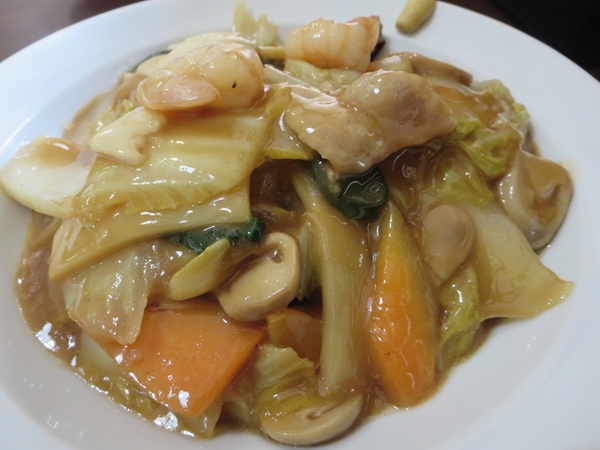 喜来園の五目あんかけ焼きそばの近影画像。