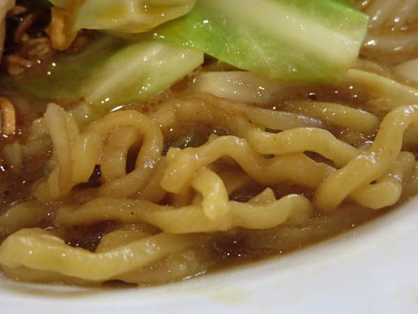 麺場 田所商店のカレーらーめんの麺の近影写真。