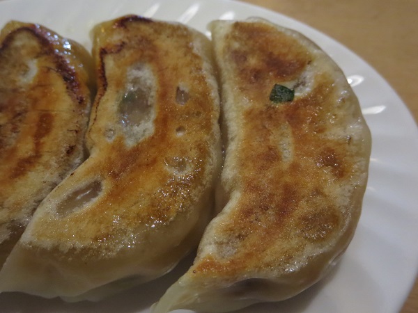 佳佳苑の自家製焼き餃子の近影画像。