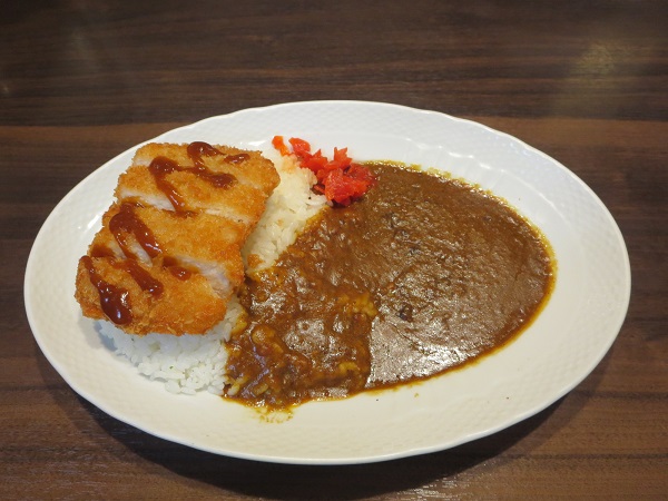 星野珈琲店のカツカレーご飯大盛りの全体画像。