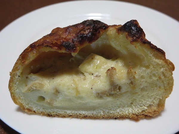 SANBON BAKERYのきのこチキングラタンのトースト後の断面の近影画像。