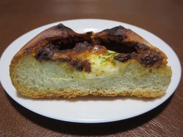 Le Pain Bon Bonのチーズカレーフランスのトースト後の断面の近影画像。