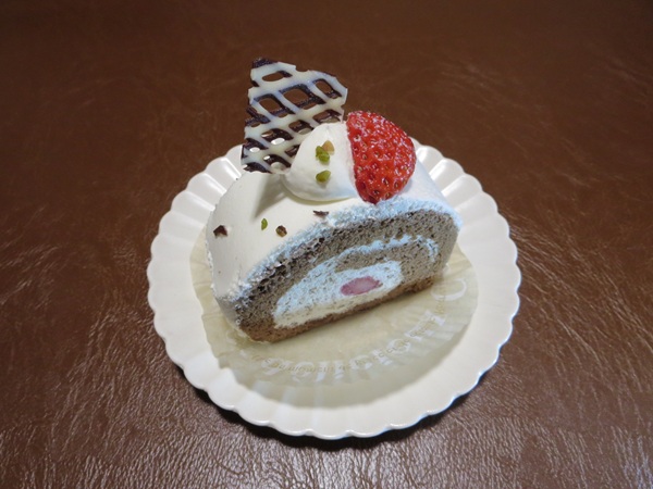 オランダ家の苺とナッツのチョコロールの全体画像。