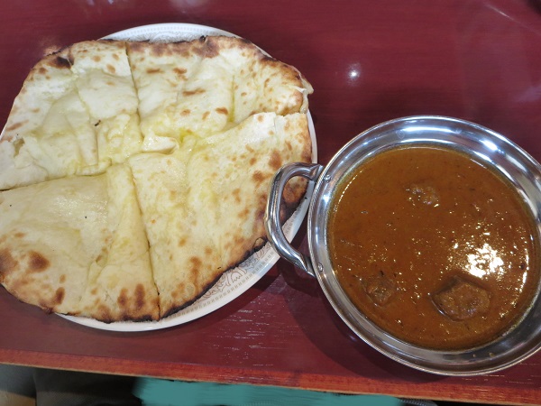 シブマハールのマトンカレー・チーズナンの全体画像。