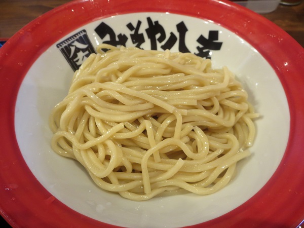 味噌屋 八玄の味噌つけ麺の麺の近影画像。