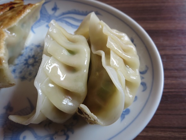 東昇餃子宴のにんにく入り餃子の焦げ目のついていない側の近影写真。