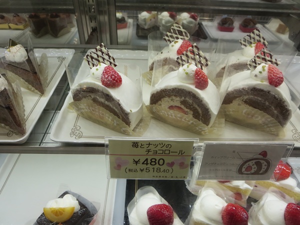 オランダ家の苺とナッツのチョコロールが置かれているショーケース。