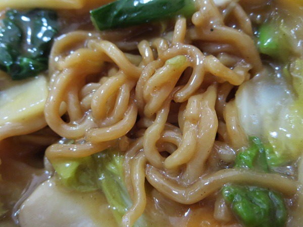 喜来園の五目あんかけ焼きそばの麺の近影画像。