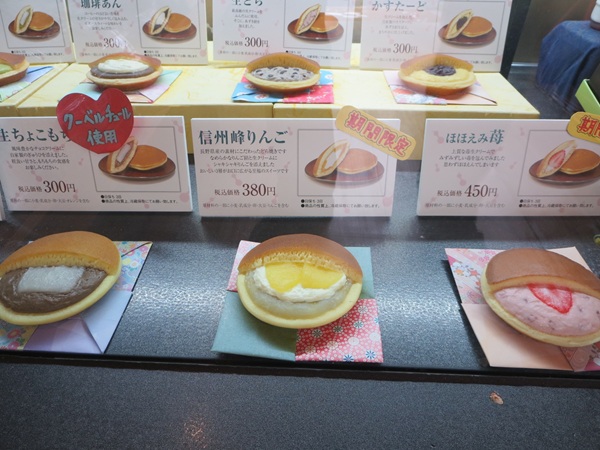 菓子工房福どらの信州峰りんごが収められている陳列棚。