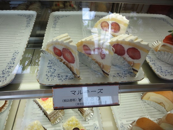 ドリアン洋菓子店のマルキーズが陳列されているショーケース。
