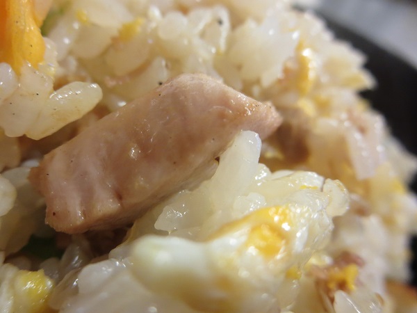 味噌らーめん比田井のチャーハンの別の叉焼の近影画像。