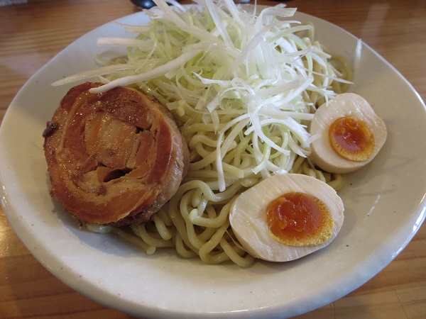 らーめん味来の味噌つけ麺の麺と具材の近影画像。