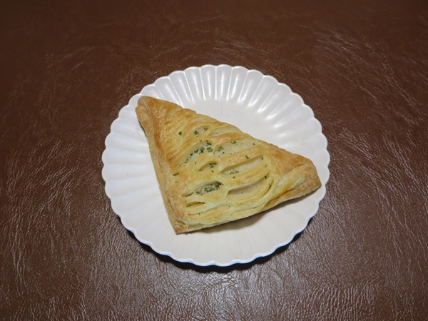 麻布十番モンタボーのサクサクミートデニッシュの全体画像。