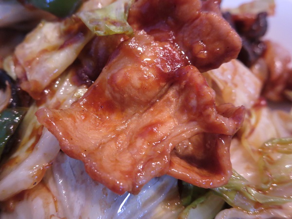 台湾料理天和の回鍋肉飯の豚肉の近影画像。