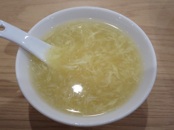 川王府 餃子軒の高菜チャーハンの玉子スープの近影画像。