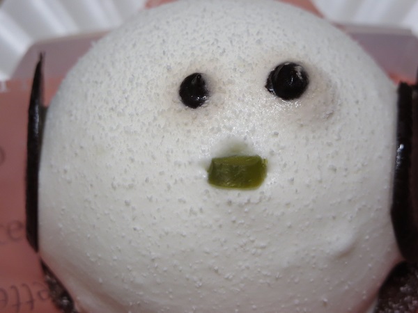 オランダ家の雪の妖精シマエナガちゃんの近影画像。