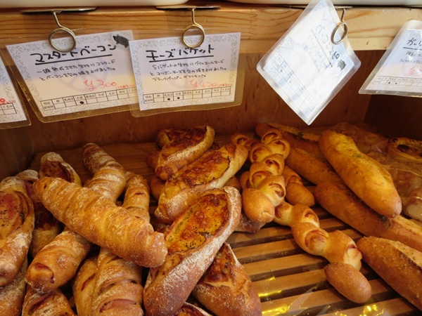 BAKERY 1960のチーズバゲットが置かれている陳列棚。