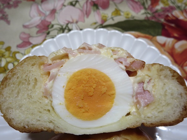 サフラン・フルールのハムタマゴの断面の近影画像。