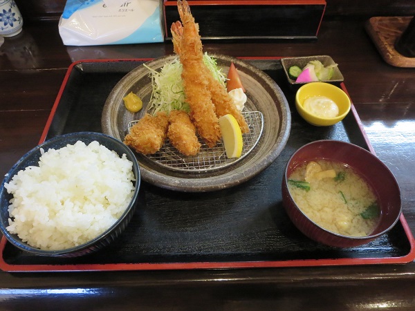まこと家のエビ・カキ定食の全体画像。