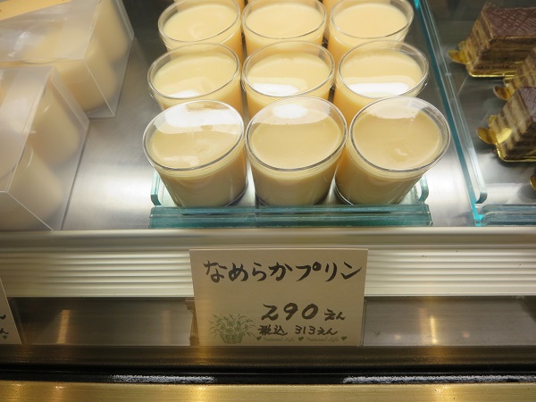 シェ・ピニョンのなめらかプリンが置かれている陳列棚。