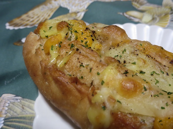 てるパンのじゃがチーズフランスの近影画像。