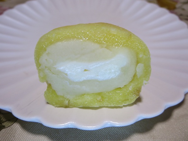 亀家朝道のレモンチーズ大福の断面の近影画像。
