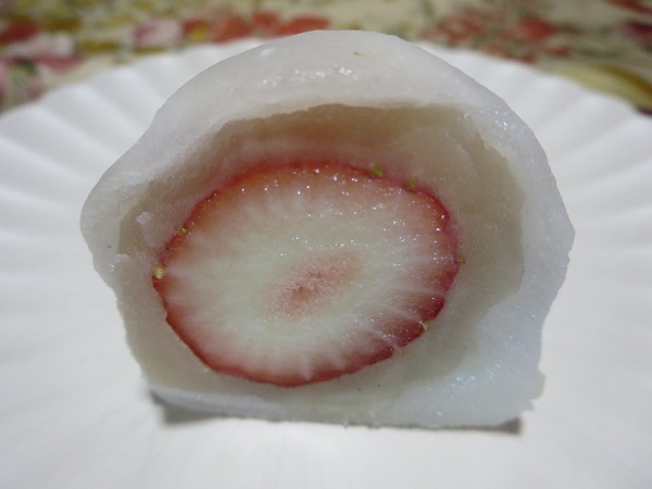 大原軒のいちご大福の断面の近影画像。