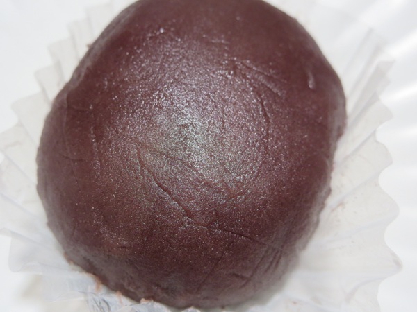 和菓子や 栗山菓舗のおはぎ(小)の別角度からの近影画像。