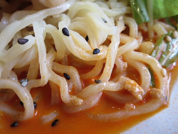 萬福の棒棒鶏冷麺の麺の近影画像。
