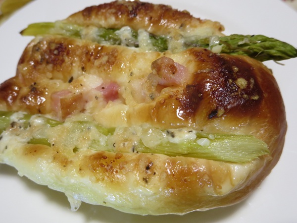 Fine Breadのアスパラベーコンの近影画像。
