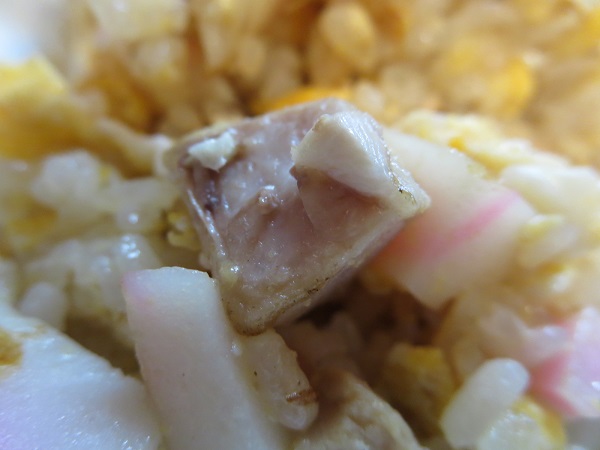 来々軒のチャーハンの叉焼の近影画像。