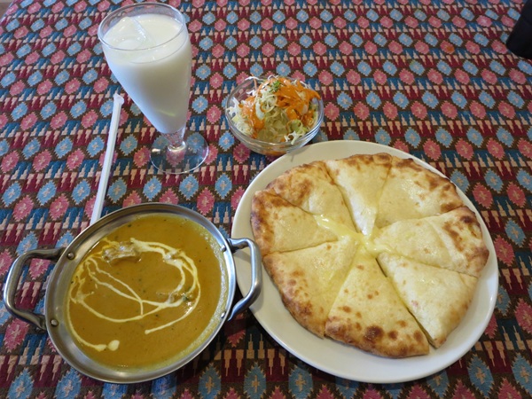 インドレストラン マハラジャのチキンカレー＆チーズナンの全体画像。