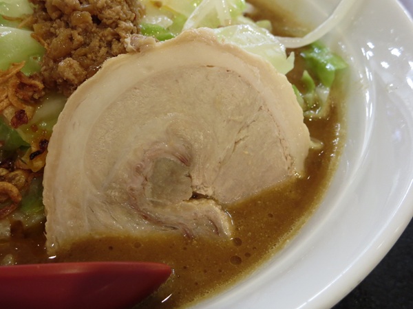 麺場 田所商店のカレーらーめんの叉焼の近影写真。