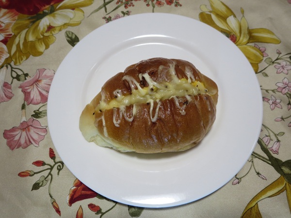BAKERY＆cafe辰巳俱楽部のホットサンド塩パンの全体画像。