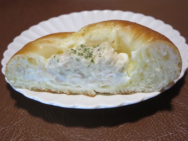 ルフランのツナマヨの断面の近影画像。