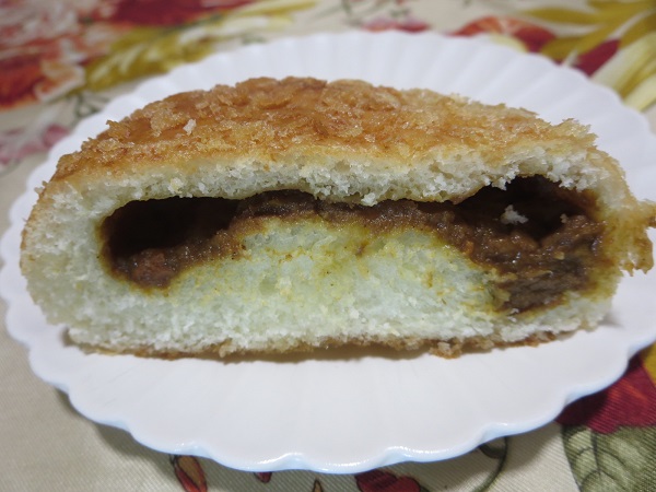 小さなパン屋 moitieの焼き牛肉カレーパンの断面の近影画像。